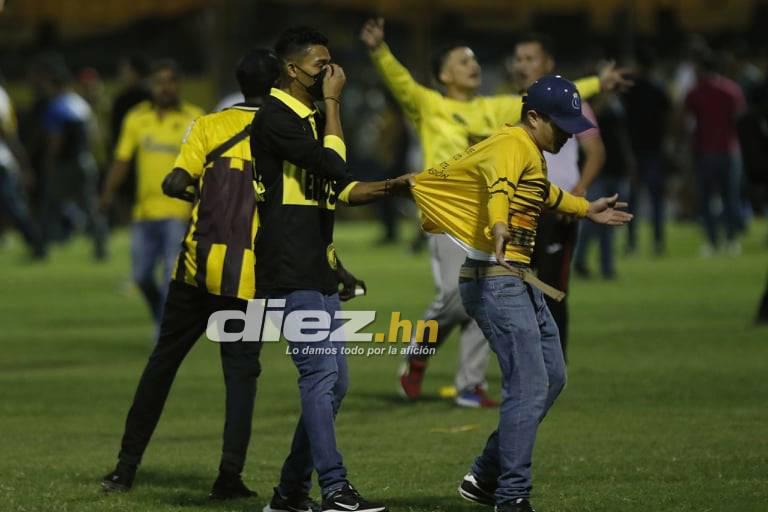 Joven cayó de espaldas al suelo: las otras fotos que no viste del zafarrancho del Real España-Marathón ¡varios policías heridos!