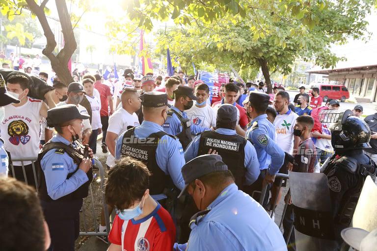 Estrictos controles de seguridad y banderazo: Así se vive la previa del clásico Olimpia - Motagua en el estadio Morazán