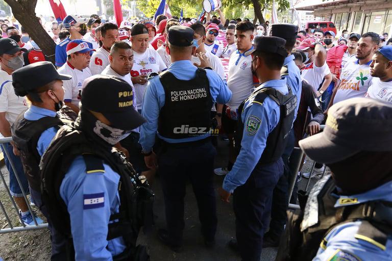 Estrictos controles de seguridad y banderazo: Así se vive la previa del clásico Olimpia - Motagua en el estadio Morazán
