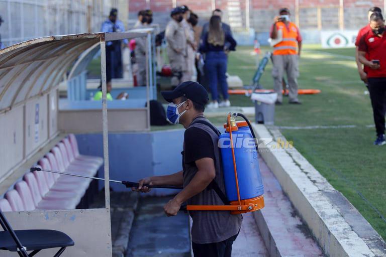 Pelea entre aficionados de Motagua, el saludo entre Vargas y Lavallén y la plática de jugadores de Olimpia y Real España