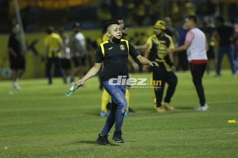 Joven cayó de espaldas al suelo: las otras fotos que no viste del zafarrancho del Real España-Marathón ¡varios policías heridos!