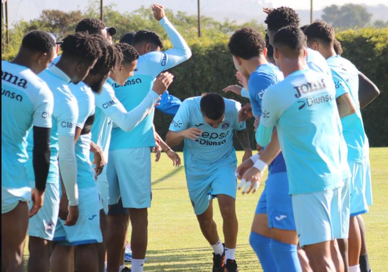 Así fue el primer entrenamiento de Rodrigo “Droopy” Gómez con Motagua: Charla con Diego Vázquez y pasillo al argentino