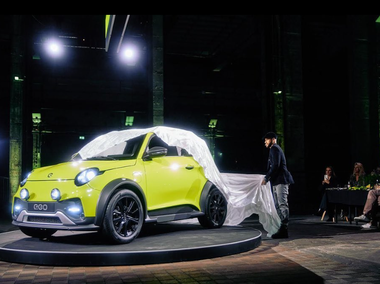 Así es la nueva máquina de Neymar: acompañado de la atleta más sexi del mundo y lució unas valiosas botas