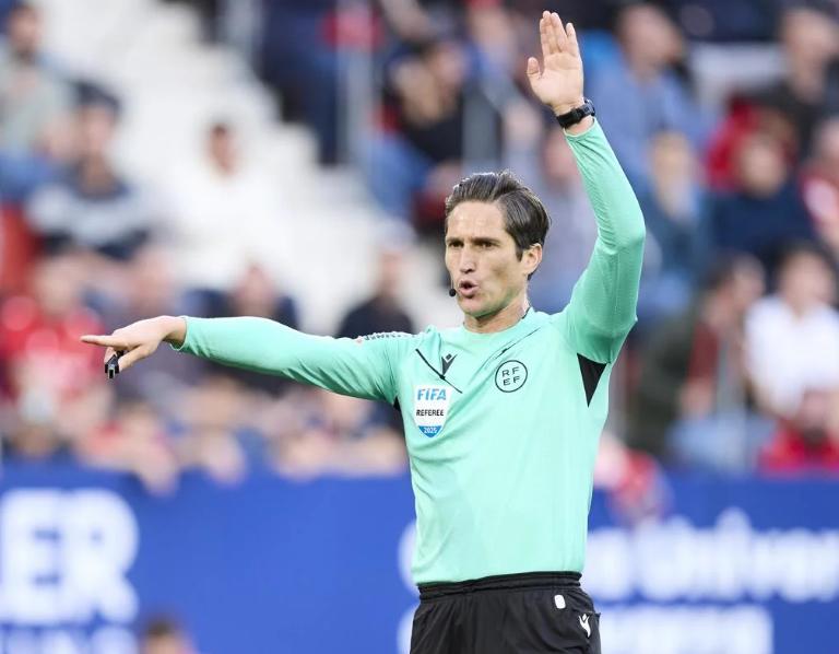 Sigue la polémica: el árbitro que expulsó a Bellingham tiene un mural de Messi con el Barcelona en el jardín de su mansión