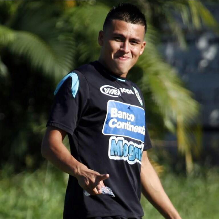 Debutó como gran promesa, mundialista con Honduras y se retiró muy joven, así es su vida en el extranjero