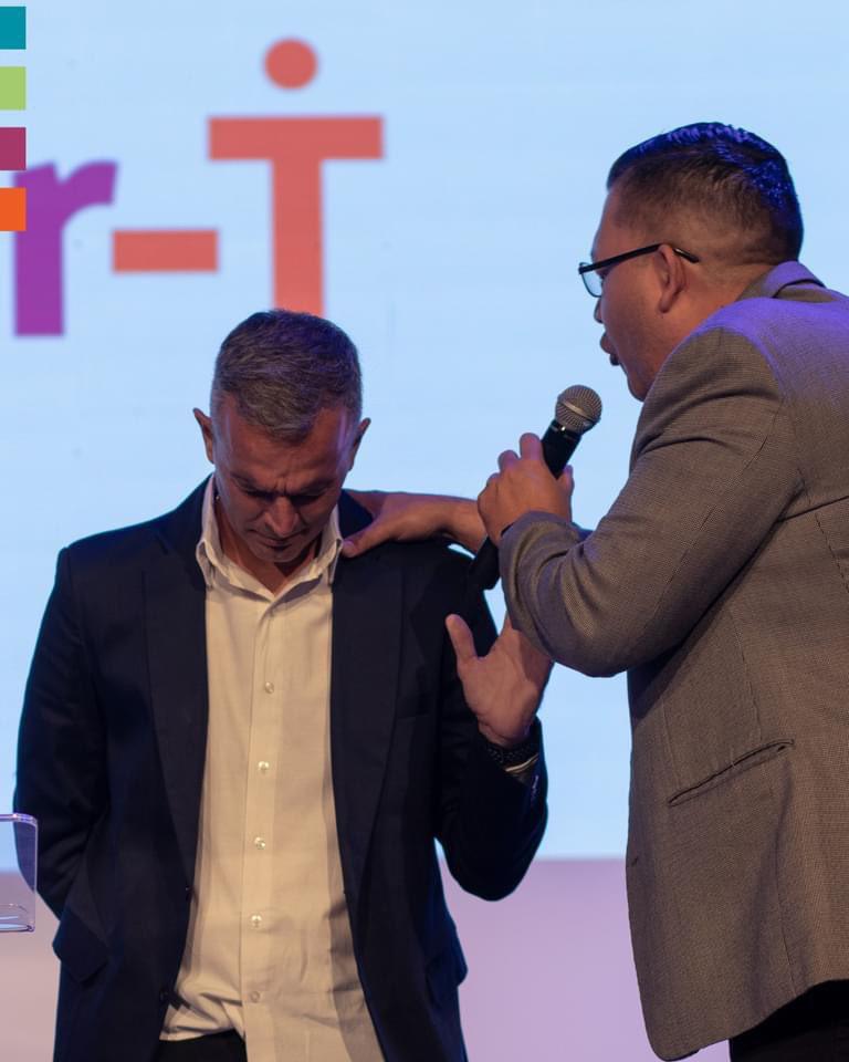 Pablo Lavallén asiste a Iglesia en Tegucigalpa y confiesa su conmovedor testimonio de vida tras perder a su madre