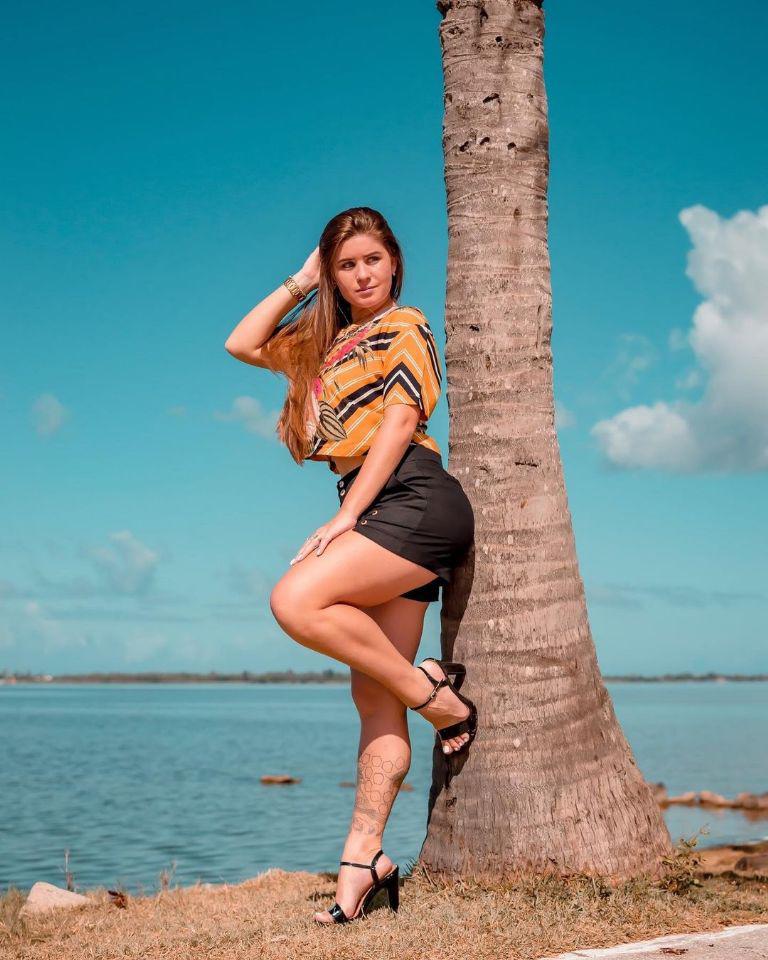 La “juez de línea” más sexy del mundo revela la gran cantidad de dinero que le pagaron por fotos con la camisa de Messi