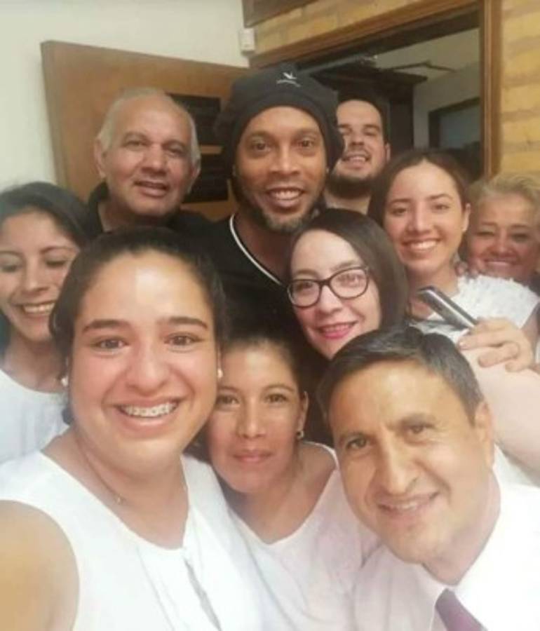 Una cama, un TV y sonriendo : Así es la vida de Ronaldinho en la cárcel de Paraguay