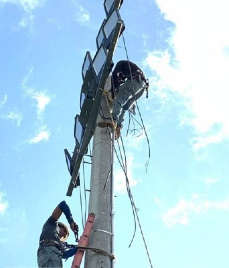 Fotos: Encienden la primera torre de luz en el Estadio Francisco Martínez de Tocoa