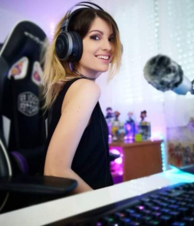 Así es Cristinini, la preciosa gamer que estaba siendo pretendida por Courtois en directo