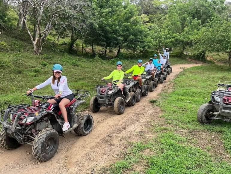 Tremendo beso de Marcelo Pereira en Roatán: Así disfrutaron las vacaciones los futbolistas de Honduras