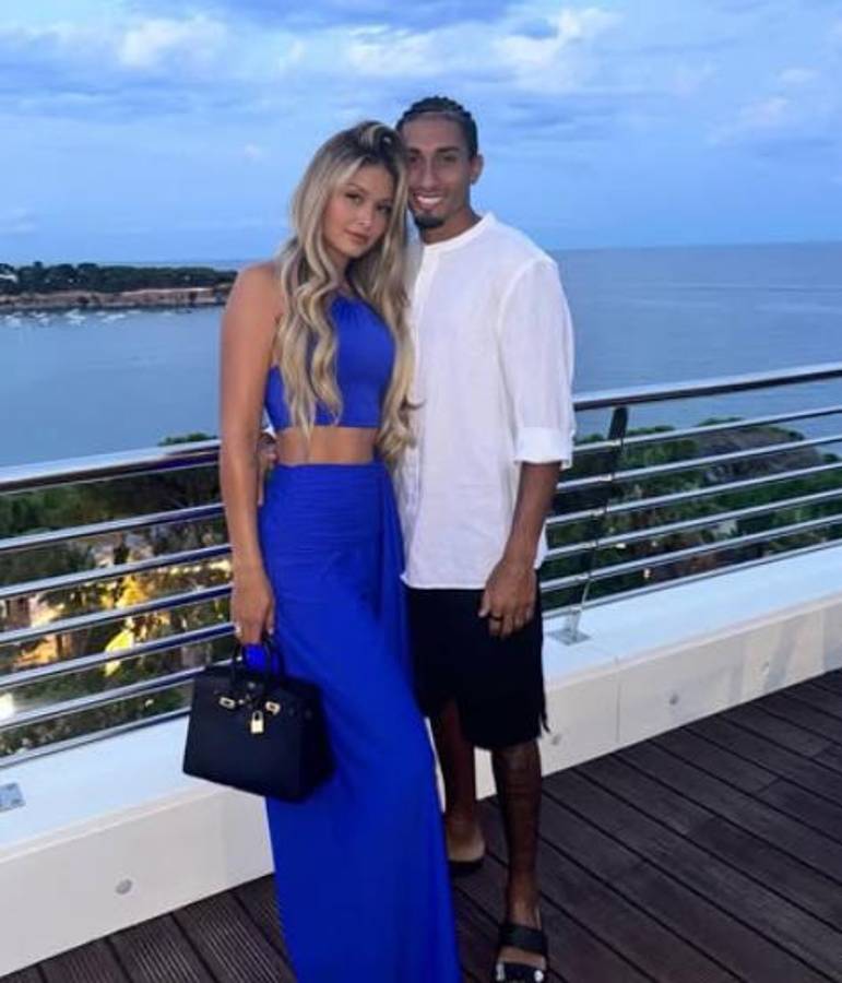 La esposa de Raphinha y los duros ataques tras la remontada del Barça: “Mono; tu hijo es de Koundé”