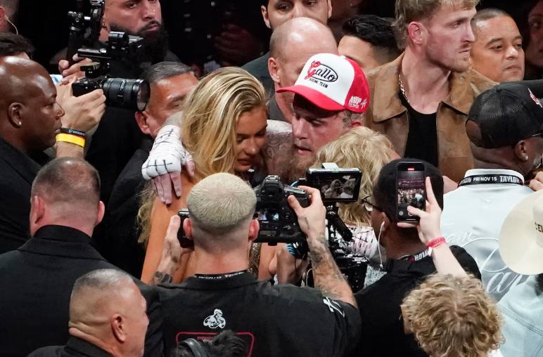 Así fue el triste regreso de Mike Tyson al boxeo: molido a golpes por Jake Paul y el gesto de su rival antes de terminar la pelea
