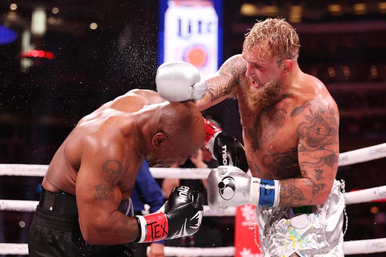 Así fue el triste regreso de Mike Tyson al boxeo: molido a golpes por Jake Paul y el gesto de su rival antes de terminar la pelea