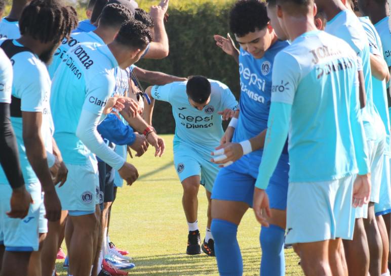 Así fue el primer entrenamiento de Rodrigo “Droopy” Gómez con Motagua: Charla con Diego Vázquez y pasillo al argentino