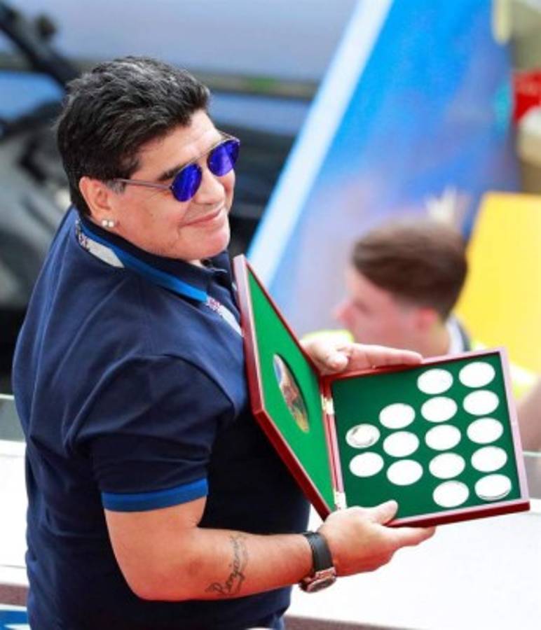 EN FOTOS: La nueva imagen que presentó Diego Maradona