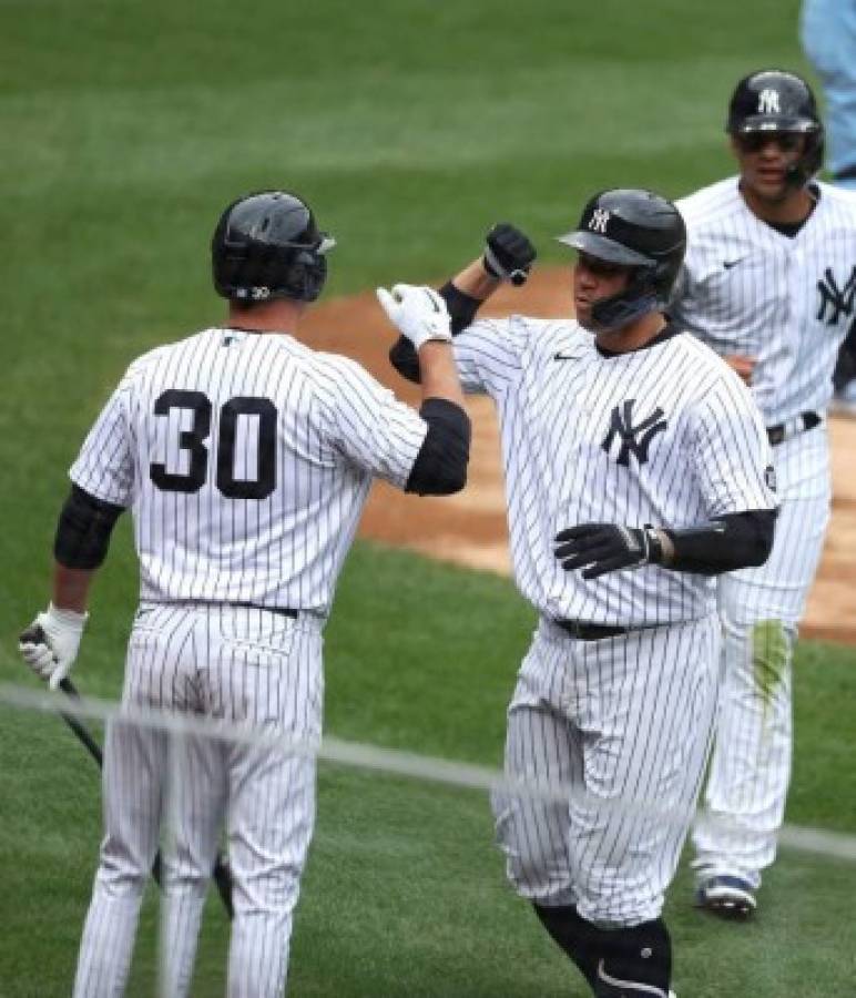 Besos, fiesta y tremendo espectáculo en el regreso de los aficionados al Yankee Stadium de Nueva York