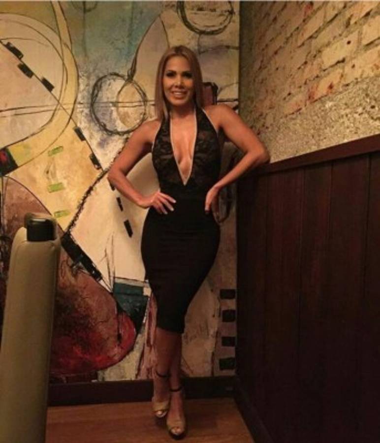 Ana Lucía Vega, la hermosa periodista tica que puso a Honduras en el Mundial