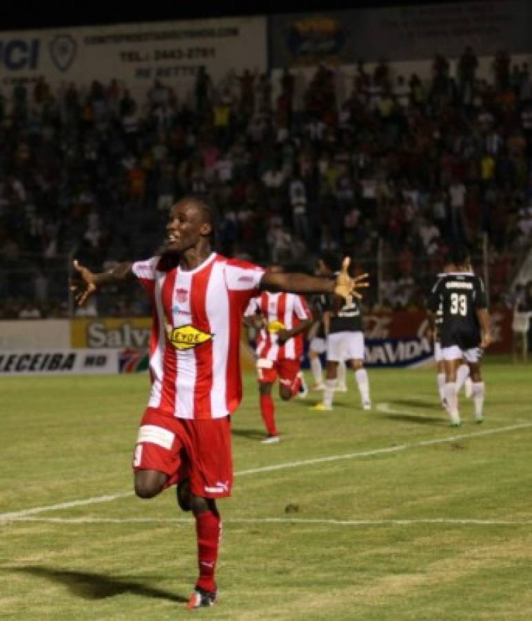 Rubilio Castillo celebra el gol ante victoria Clasico CeibeÃ±o entre vida VRS Victoria Torneo Apertura 2013 fecha 3 en el estadio CeibeÃ±o FOTO: Javier Rosales