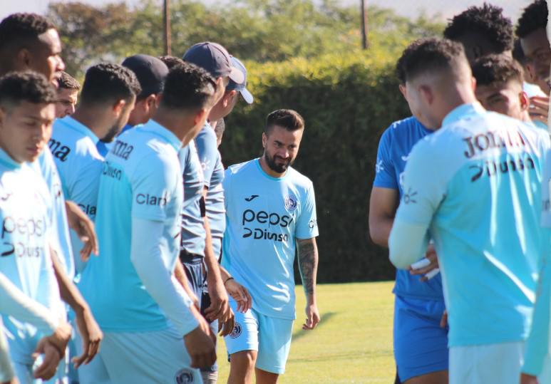 Así fue el primer entrenamiento de Rodrigo “Droopy” Gómez con Motagua: Charla con Diego Vázquez y pasillo al argentino