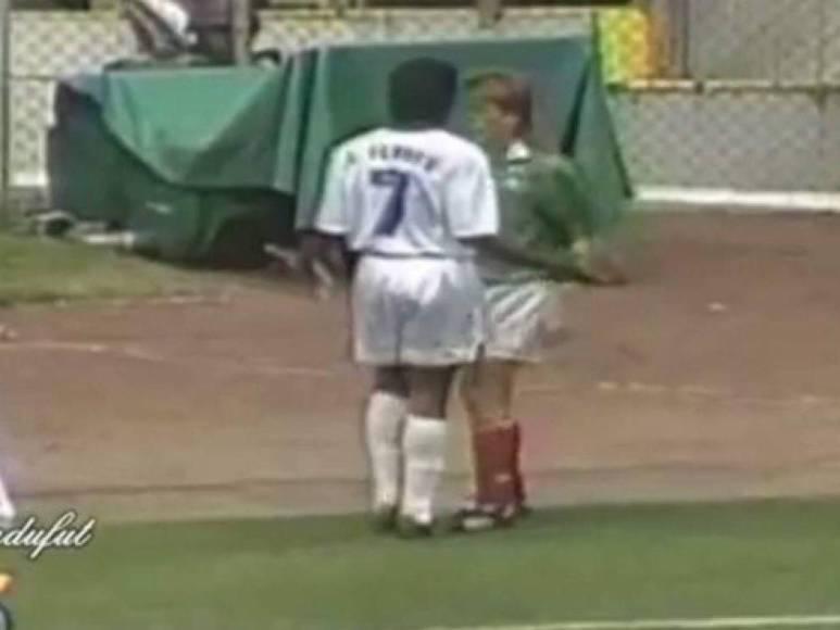 DIEZ polémicas del Honduras-México: coscorrón al Chicharito, beso de Caballero y “ayudín” de Iván Barton