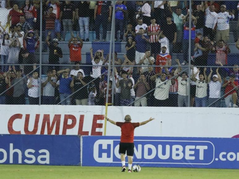 Beso de Troglio a la figura, “Chelito” se roba el show y ¿quién es la vendedora que cautivó en juego del Olimpia?