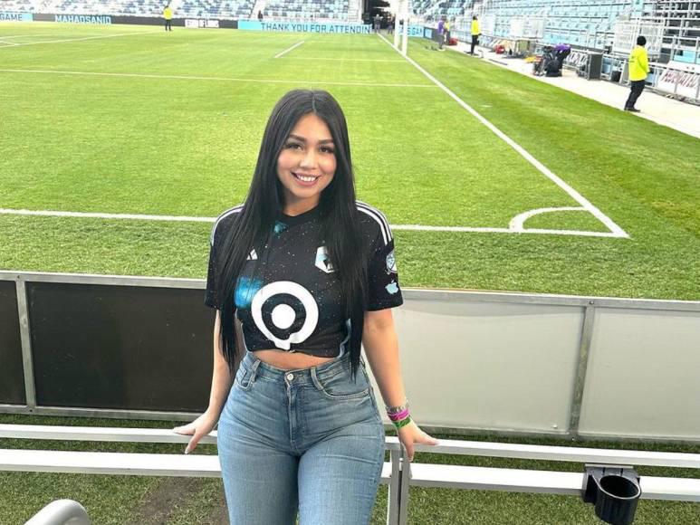 Hermosa olanchana anuncia embarazo y el padre del bebé es legionario hondureño de la MLS