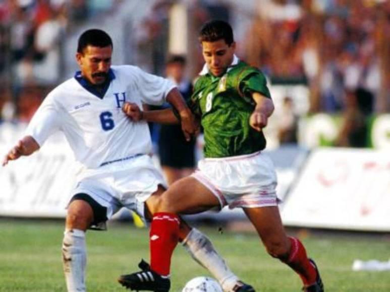 DIEZ polémicas del Honduras-México: coscorrón al Chicharito, beso de Caballero y “ayudín” de Iván Barton