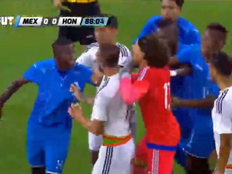 DIEZ polémicas del Honduras-México: coscorrón al Chicharito, beso de Caballero y “ayudín” de Iván Barton