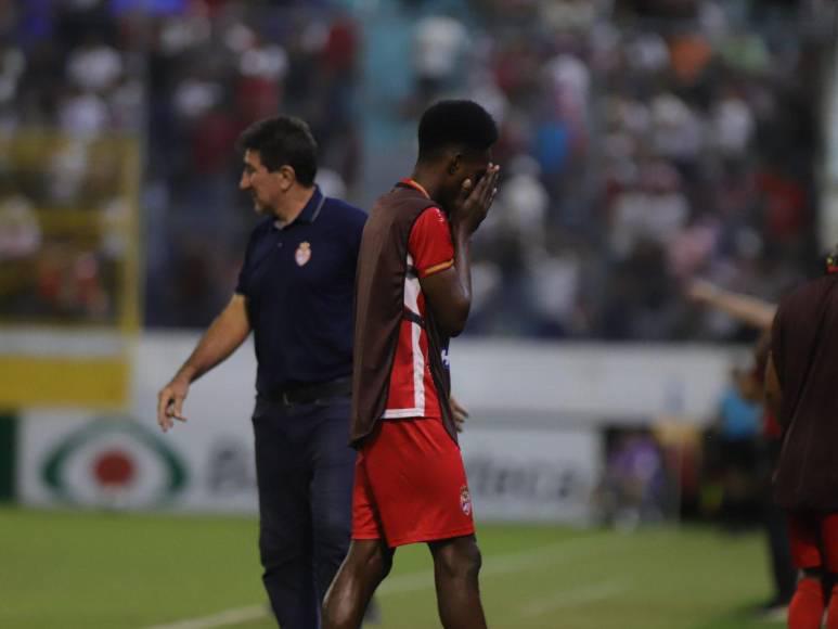 Beso de Troglio a la figura, “Chelito” se roba el show y ¿quién es la vendedora que cautivó en juego del Olimpia?