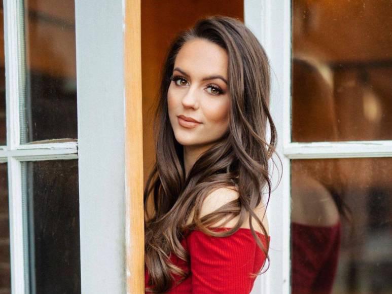 ¡48 años de diferencia! Famoso entrenador comienza relación como bella chica y así se conocieron