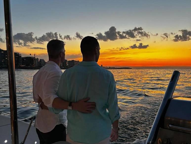 Famoso piloto de Fórmula 1 anuncia que es gay y presenta su novio: “Después de dos años, por fin pueden mostrar su amor”