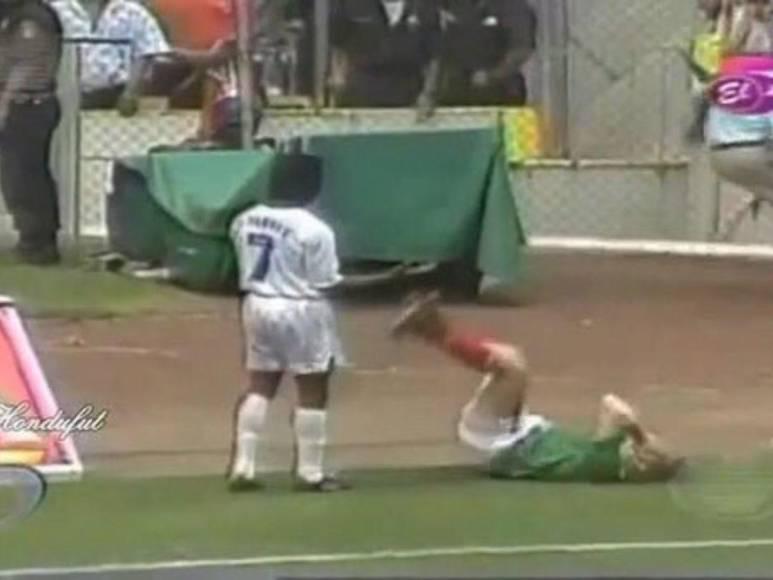 DIEZ polémicas del Honduras-México: coscorrón al Chicharito, beso de Caballero y “ayudín” de Iván Barton