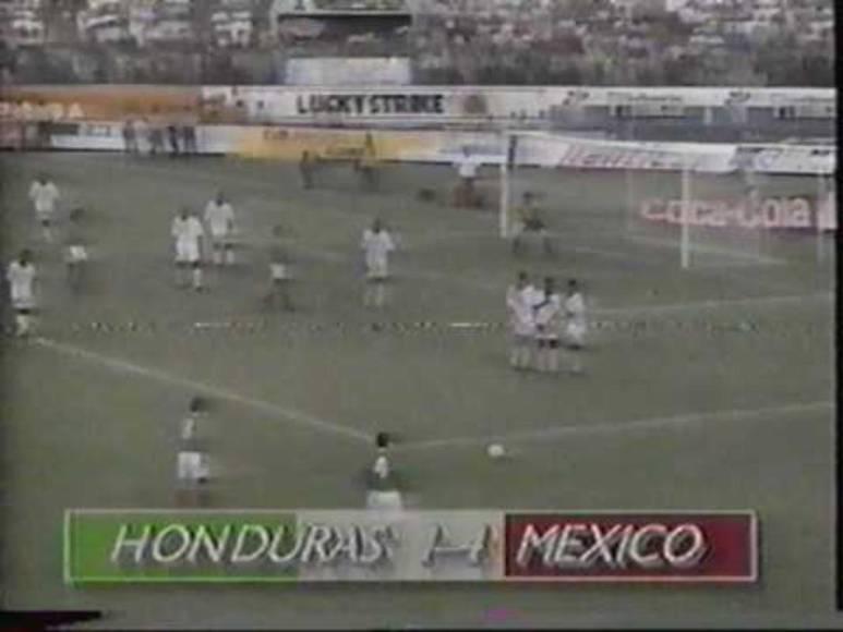 DIEZ polémicas del Honduras-México: coscorrón al Chicharito, beso de Caballero y “ayudín” de Iván Barton