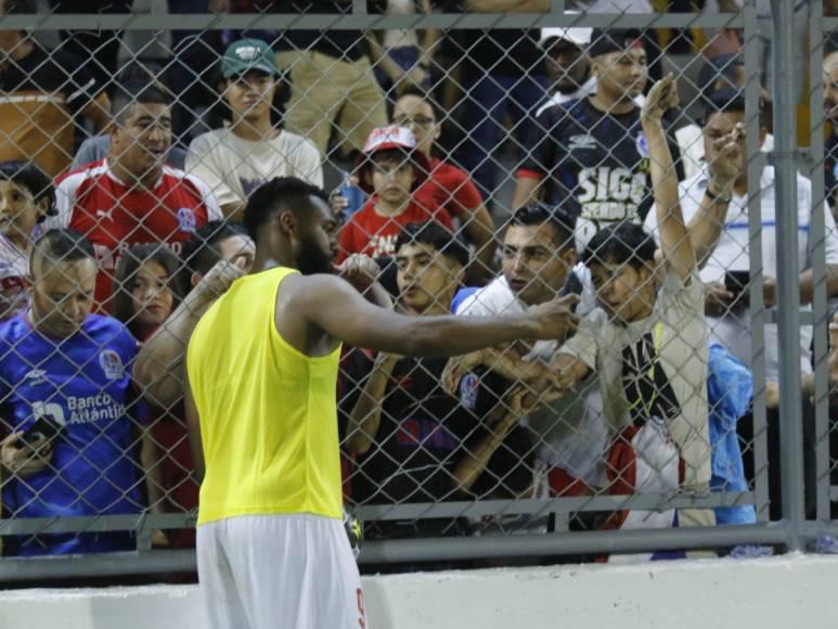 Beso de Troglio a la figura, “Chelito” se roba el show y ¿quién es la vendedora que cautivó en juego del Olimpia?