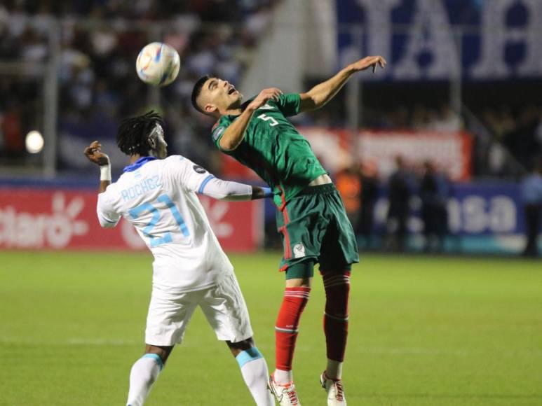 DIEZ polémicas del Honduras-México: coscorrón al Chicharito, beso de Caballero y “ayudín” de Iván Barton
