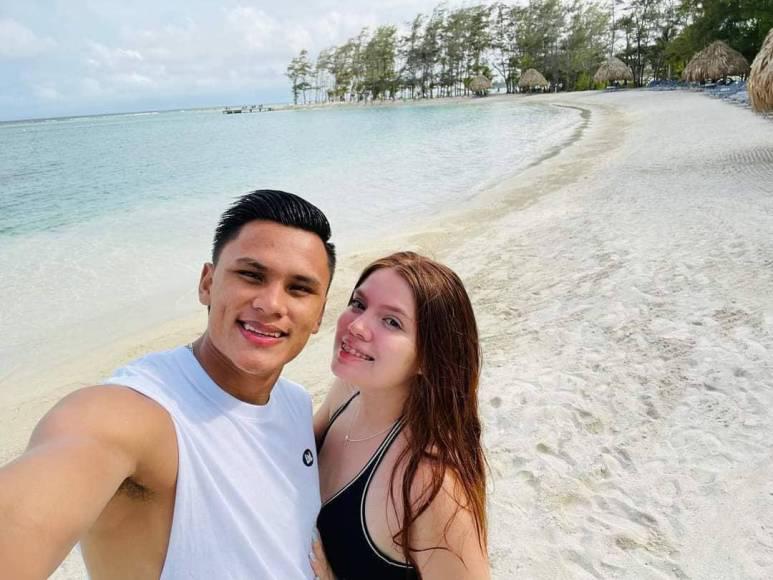 Tremendo beso de Marcelo Pereira en Roatán: Así disfrutaron las vacaciones los futbolistas de Honduras