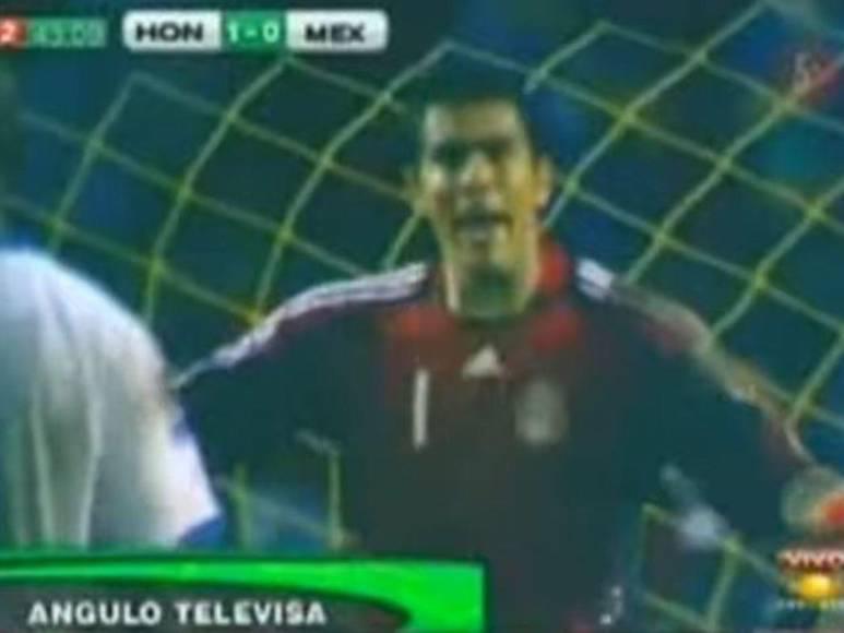 DIEZ polémicas del Honduras-México: coscorrón al Chicharito, beso de Caballero y “ayudín” de Iván Barton