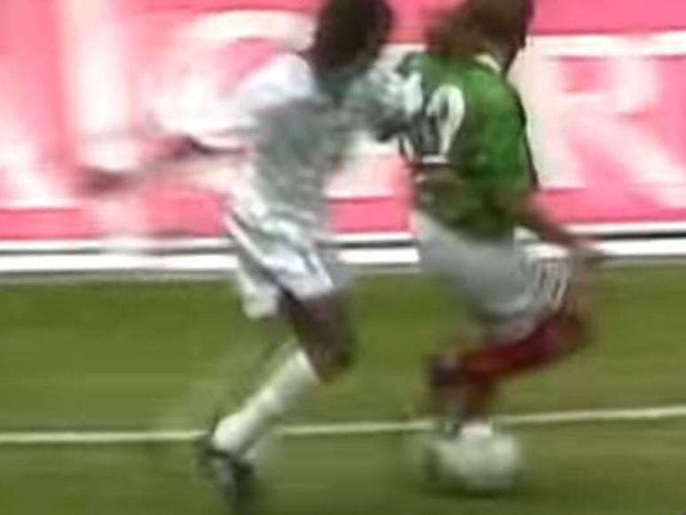 DIEZ polémicas del Honduras-México: coscorrón al Chicharito, beso de Caballero y “ayudín” de Iván Barton