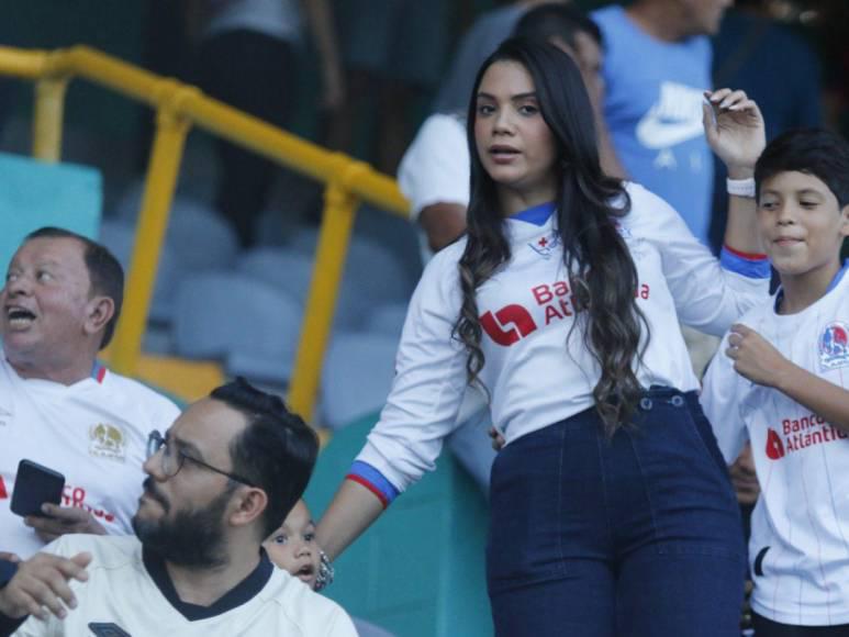 Beso de Troglio a la figura, “Chelito” se roba el show y ¿quién es la vendedora que cautivó en juego del Olimpia?