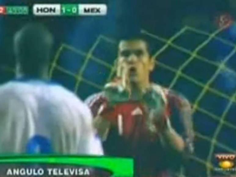 DIEZ polémicas del Honduras-México: coscorrón al Chicharito, beso de Caballero y “ayudín” de Iván Barton