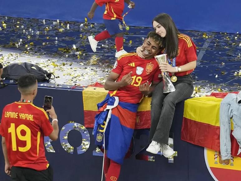 ¿Lamine Yamal se volvió enamorar? Captan a la figura del Barcelona con hermosa modelo en centro comercial