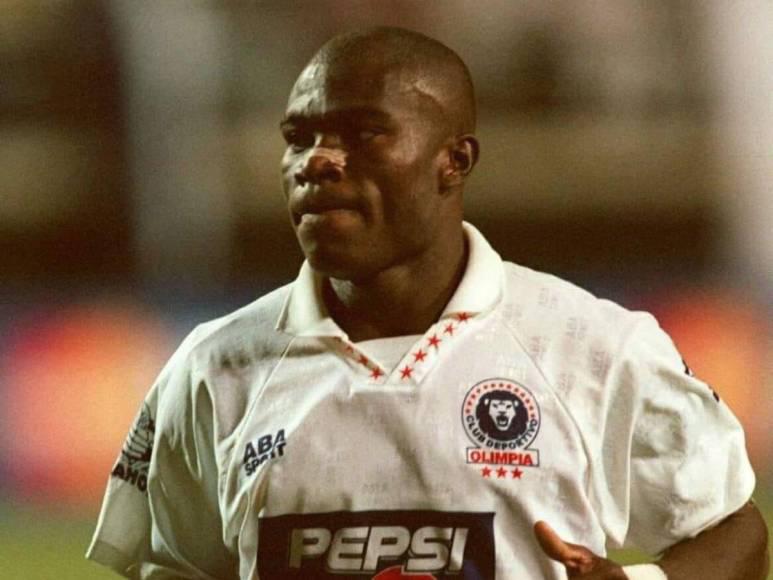 Así es la vida de Samuel Caballero, exfutbolista de Honduras y recordado por el beso con Cuauhtémoc Blanco ¿Qué se dijeron en esa acción?