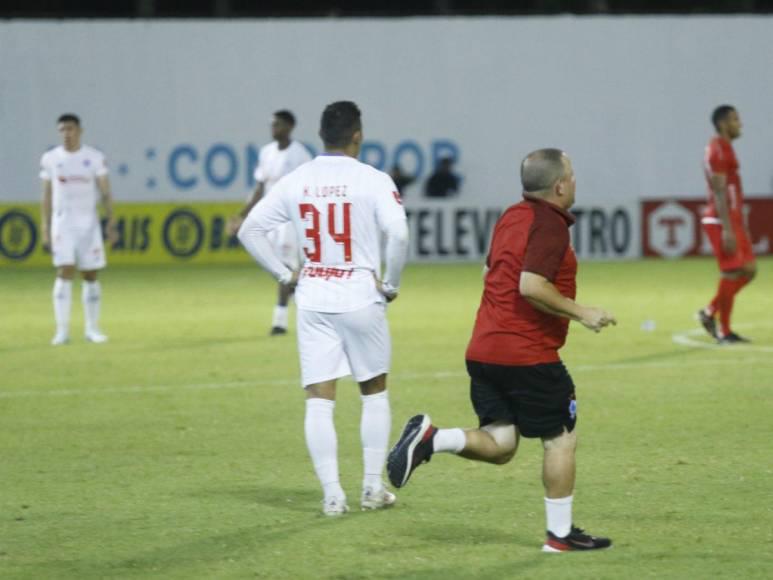 Beso de Troglio a la figura, “Chelito” se roba el show y ¿quién es la vendedora que cautivó en juego del Olimpia?
