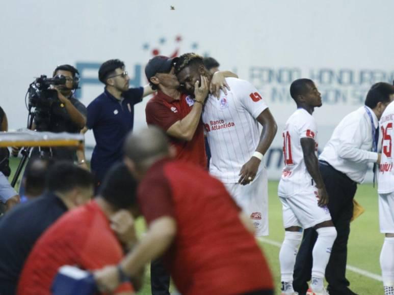 Beso de Troglio a la figura, “Chelito” se roba el show y ¿quién es la vendedora que cautivó en juego del Olimpia?