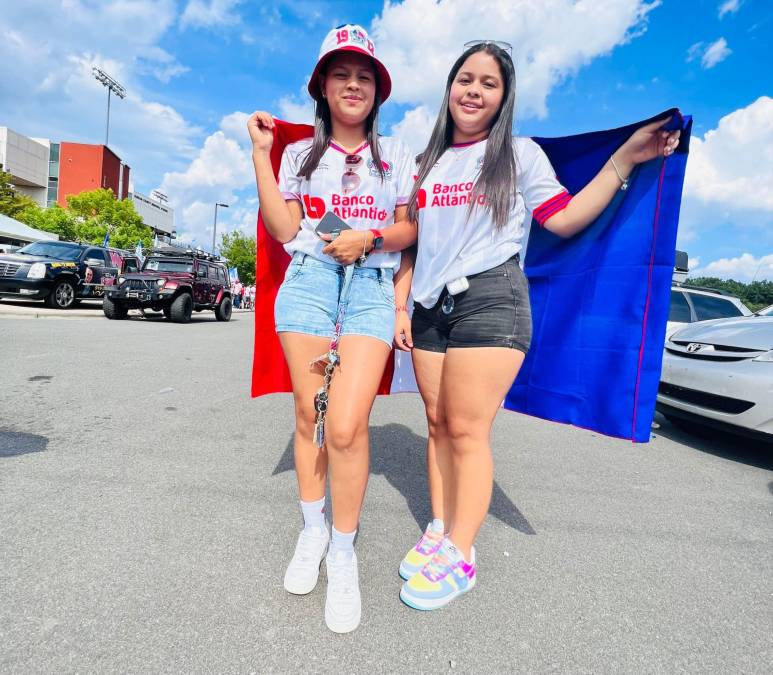 Belleza hondureña invade el Memorial Stadium de Durham para presenciar el amistoso Olimpia vs Comunicaciones