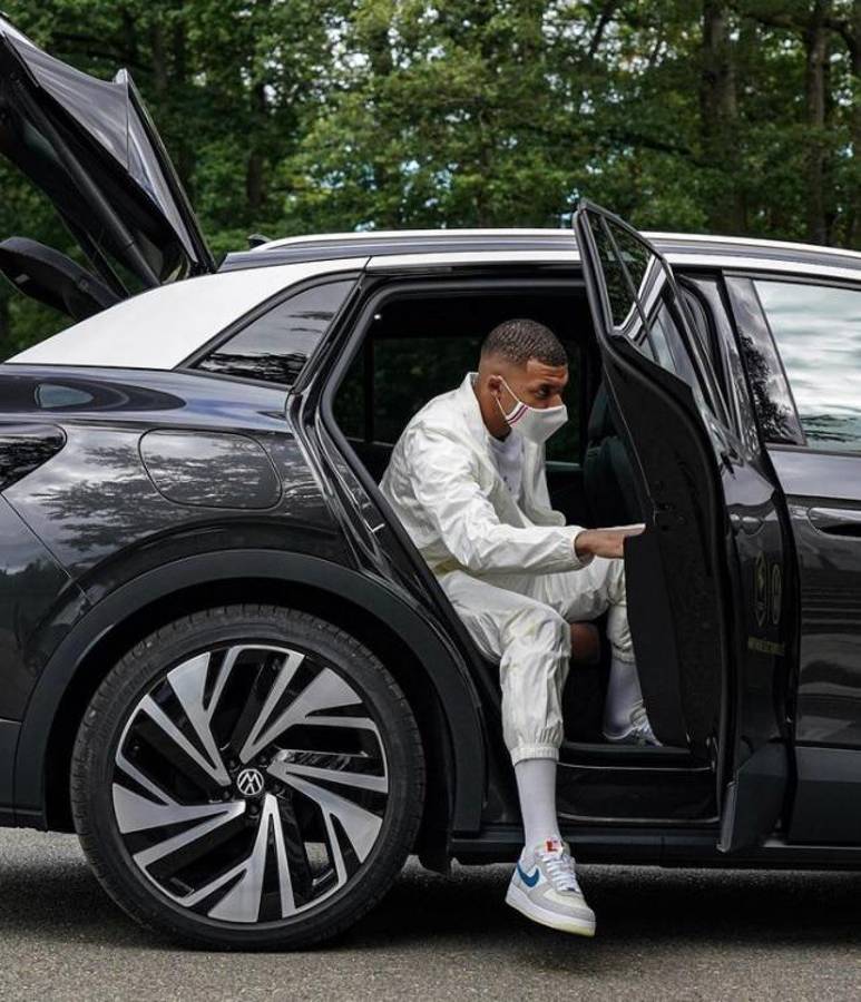 El único jugador del PSG que no lo hace: ¿Por qué Kylian Mbappé no conduce sus propios autos de lujo?