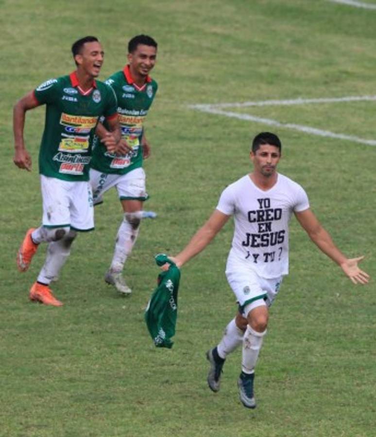 Futbolistas valientes que no le temen a una amarilla por mostrar su fe