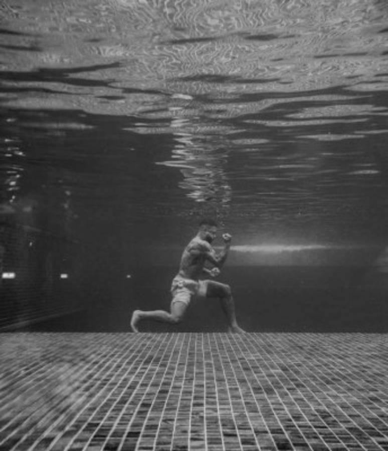 Bajo el agua, con perros y nuevo look: Así entrenan Memphis Depay y Haaland para la nueva temporada