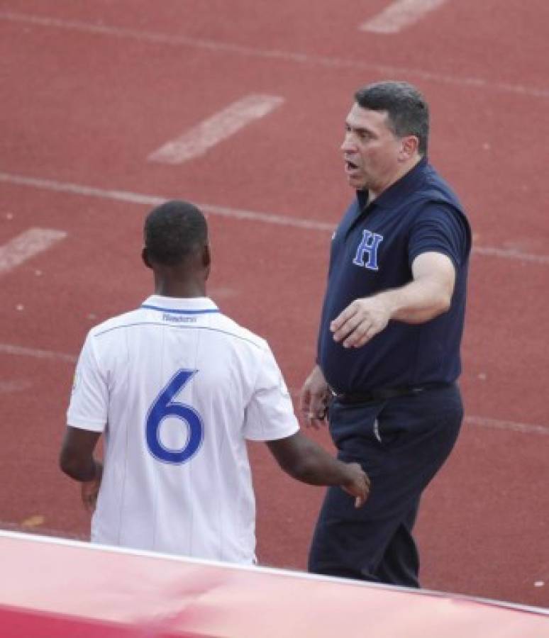 Luis Fernando SuÃ¡rez (DIRECTOR TECNICO) y Juan Carlos Garcia durante el juego seleccion nacional Honduras vs Costa Rica por la eliminatorias FIFA rumbo al MUNDIAL BRASIL 2014.